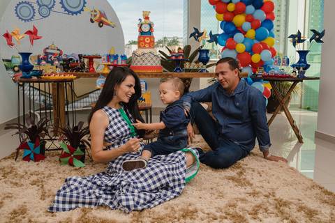 Festa infantil com os pais e o aniversariante realizado em residência. Sou fotógrafo de festa infantis atendendo a região de São Gotardo, Campos Altos, Rio Paranaíba e Carmo do Paranaíba'