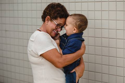 Fotografia de momentos especiais. Avó e neto num sorriso cativante. Momentos que ficam para sempre registrado pelo fotógrafo Luca Sato da cidade de São Gotardo-MG'