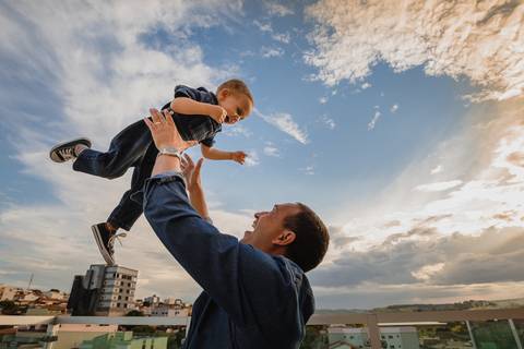 Foto de pai e filho se divertindo na festa de aniversário de 2 anos'