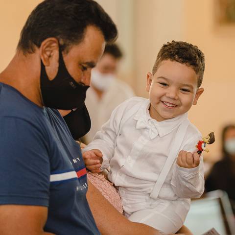 Momento fofo durante o batismo na Igreja matriz localizado em São Gotardo-MG'