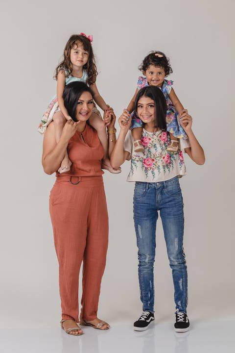 Ensaio de família realizado no estúdio fotográfico em São Gotardo-MG.'