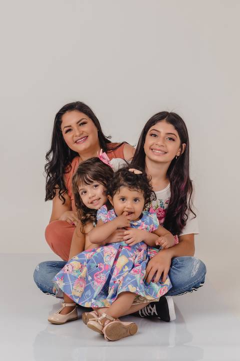 Foto de mãe e filhas no ensaio de dia das mães realizado no Estúdio Lucas Sato-Fotografia.'
