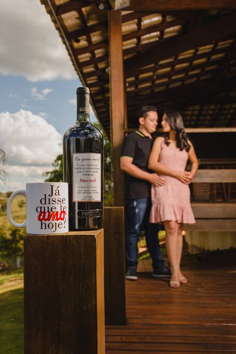 Ensaio de casal bom vinho e taça personalizada no sitio localizado em Matutina-MG'