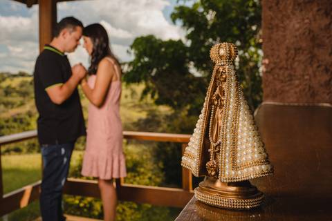 Ensaio de casal com a imagem de Nossa Senhora Aparecida no sítio em Matutina. Ensaio pre wedding realizado pelo fotógrafo Lucas Sato de São Gotardo-MG.'