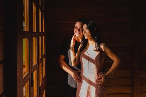 Retrato de casal nessa casa de madeira que transmite luxo e beleza.'