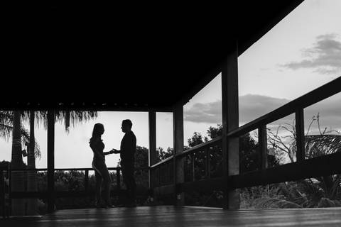 Fotografia de casal em contra luz realizado no Sítio localizado em Matutina-MG'