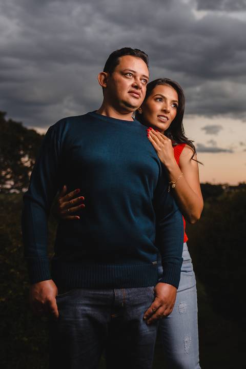 Retrato com flash no estilo strobist (Canon e Godox). Ensaio pre casamento realizado em Sítio.'