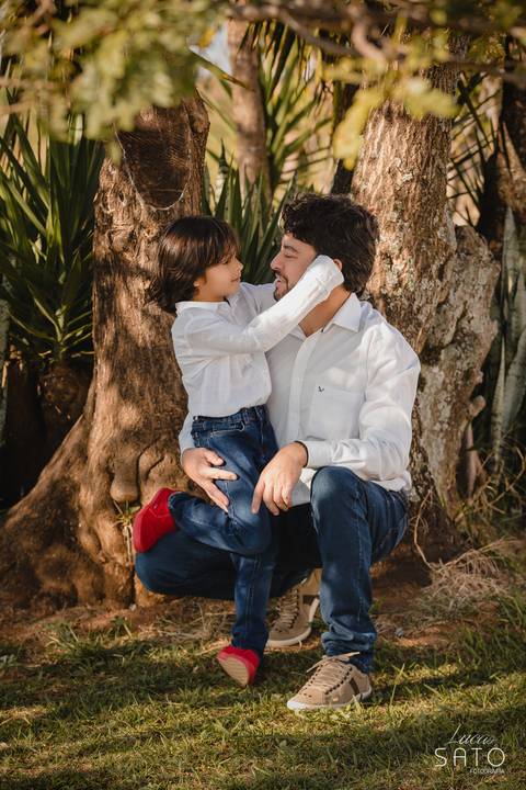 Fotografia do pai e filho no jardim das flores, localizado na cidade de São Gotardo-MG. Fotógrafo de família atendendo as cidades de São Gotardo, Matutina e Rio Paranaíba.'