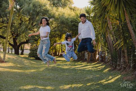 Ensaio de família diferente, família dando um pulo para foto ficar divertida, diferente.'