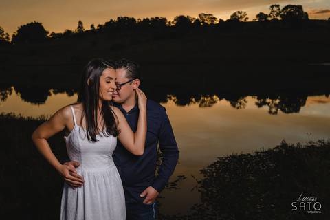 Foto de casal durante o Ensaio Pre wedding realizado em São Gotardo-MG no balneário. #vestidoparacasamento #saogotardo #fotografosaogotardo'