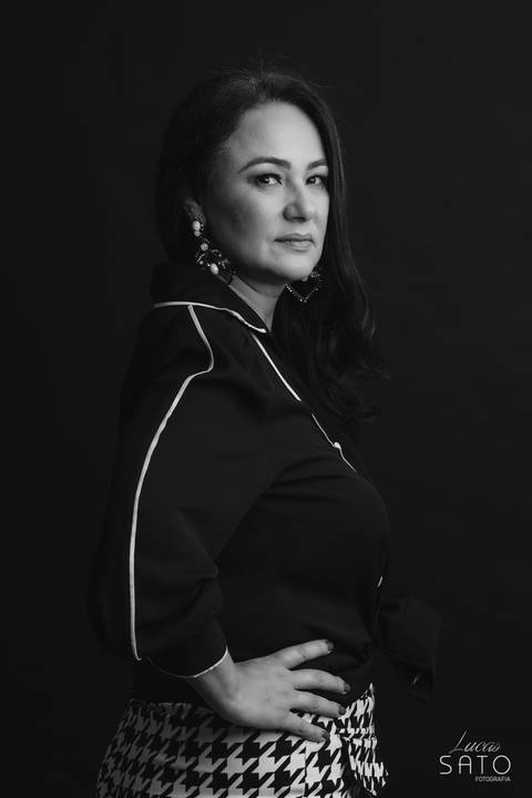 Retrato feminino para comemorar os 50 anos de idade. Ensaio 50 anos em estúdio.'