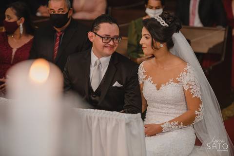 Olhar espontâneo do noivo durante a cerimônia religiosa.'