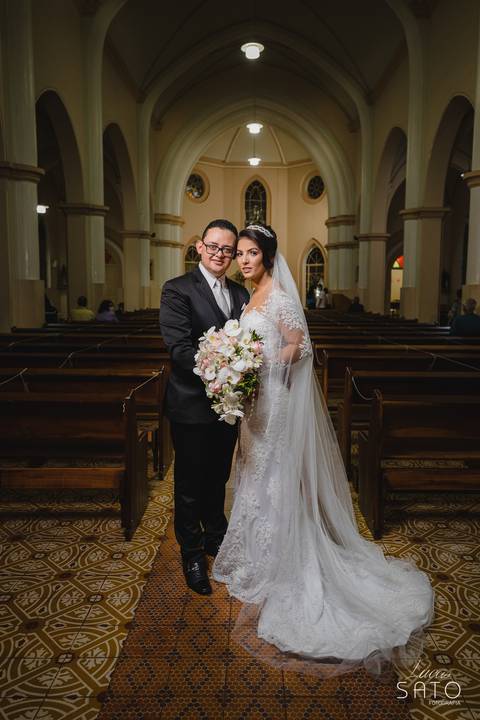 Foto de casal na Igreja matriz em São Gotardo-MG. Fotógrafo especialista em casamento e momentos espontâneos e criativos.'