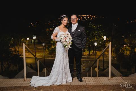 Vestido branco personalizado pelo Atelier Andrea Bernardes localizado em São Gotardo-MG'