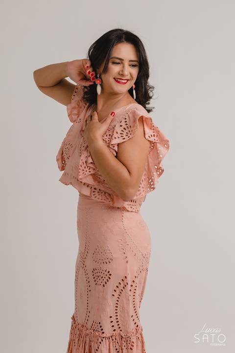 Ensaio feminino de elegância e emponderamento realizado no Estúdio Lucas Sato em São Gotardo-MG.'