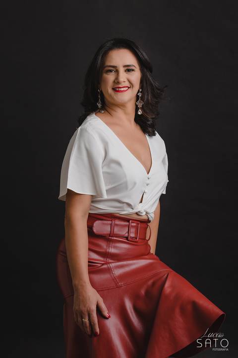 Retrato feminino para comemorar o aniversário de 47 anos da Lara Lima. Ensaio realizado no estúdio fotográfico em São Gotardo-MG, Lucas Sato-Fotografia, simplicidade na arte de registrar emoções.'