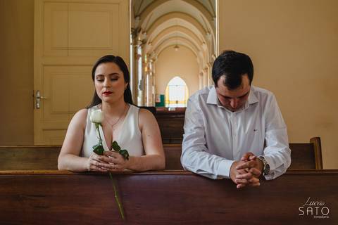 Casal agradecendo as bênçãos recebidas antes do casamento civil em São Gotardo-MG'