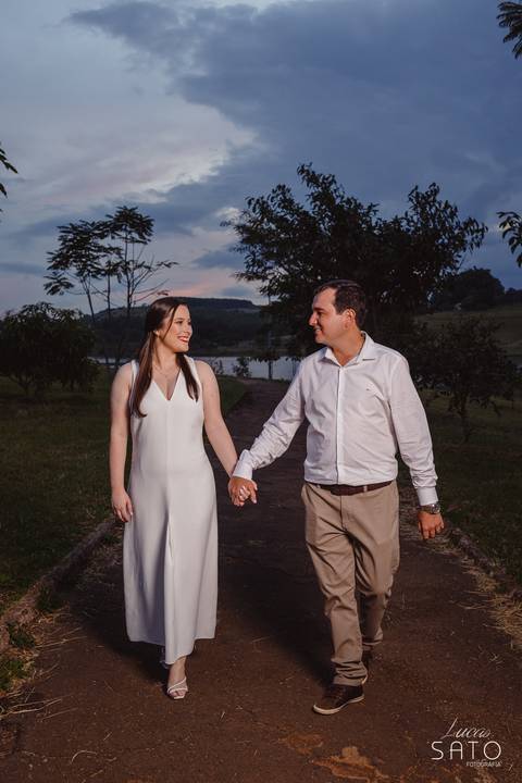 Ensaio de casal com espontaneidade e naturalidade. O ensaio de casal tem que ser assim, com muita espontaneidade e sorriso sinceros. Sou fotógrafo de casamento civil e ensaios na cidade de São Gotardo-MG.'
