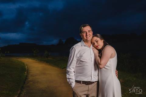 Fotografia strobist para casamento civil em São Gotardo-MG. Foto realizada no balneário localizado em São Gotardo-MG'