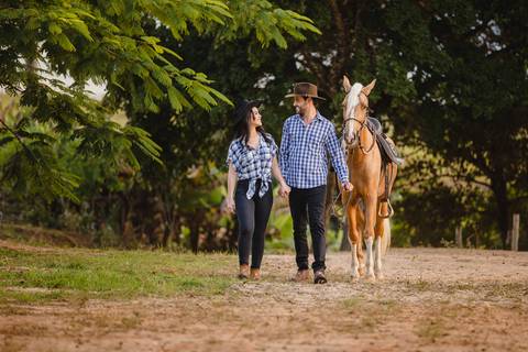 Ensaio de casal com cavalo em sítio na região de São Gotardo-MG.'
