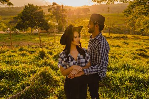 Foto de pôr do sol com casal. Ensaio fotográfico de casal antes do casamento civil em São Gotardo. Fotografia de casamento.'