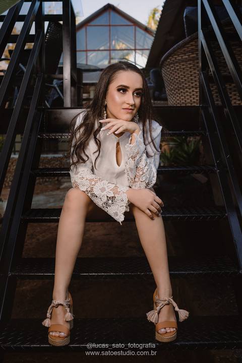 Pose para ensaio fotográfico 15 anos realizado em sítio na região de Ibiá-MG. Book de 15 anos realizado pelo fotógrafo Lucas Sato-Fotografia.'