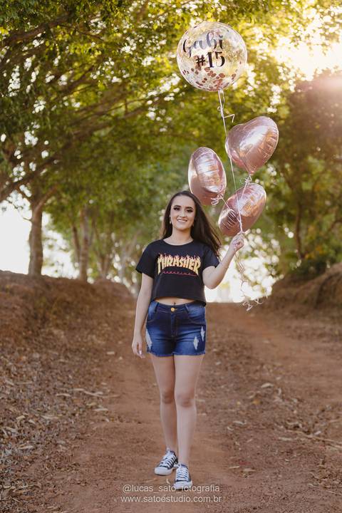 Ensaio 15 anos com balões de gás hélio. Fotografia de ensaio feminino 15 anos realizado em São Gotardo-MG.'