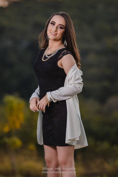 Strobist, retrato feminino de 15 anos com vestido preto curto. Ensaio 15 anos realizado pelo fotógrafo profissional Lucas Sato-Fotografia.'