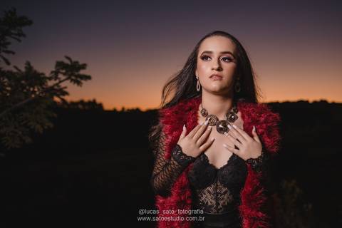 Vestido preto para ensaio 15 anos realizado a tarde/noite. Foto ensaio 15 anos em São Gotardo-MG.'