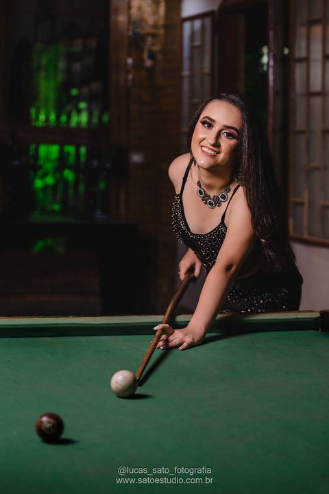 Ensaio 15 anos na mesa de sinuca do sítio em Ibiá-MG. Fotógrafo Lucas Sato, profissional na fotografia feminina de 15 anos.'