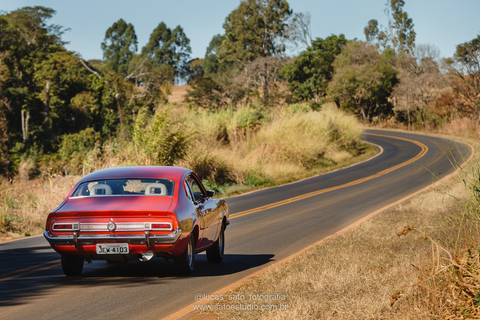 Ensaio de casal com carro maverick realizado em Arapuá-MG'