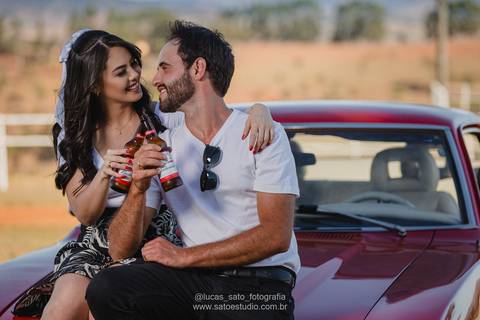 Ensaio de casal estilo romântico com carro. '