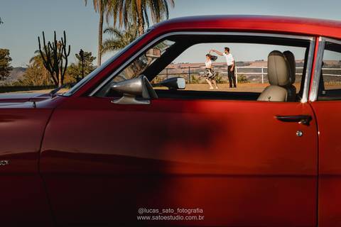 Ensaio de casal diferente realizado na Capela Santo Antônio localizado em Arapuá-MG.'