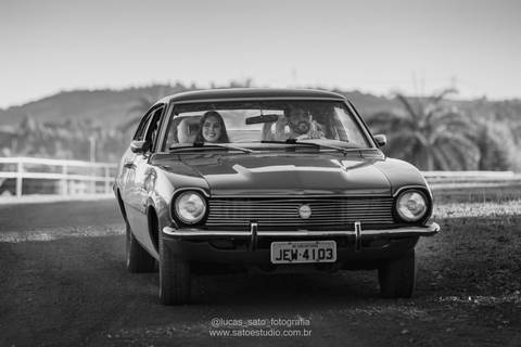 Ensaio de casal com carro maverick antigo. Fotógrafo profissional de casamento Lucas Sato, atendendo as cidades de São Gotardo, Rio Paranaíba e Carmo do Paranaíba-MG.'