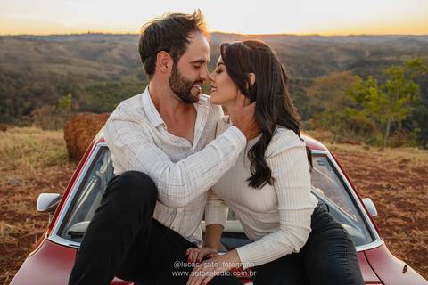 Foto de casal romântico durante ensaio de casal realizado na região de Arapuá-MG.'
