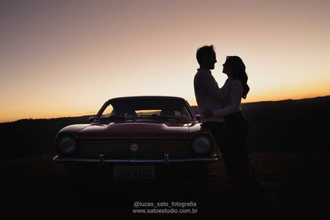 Retrato de casal no pôr do sol realizado no Alto da Cruz em Arapuá-MG.'