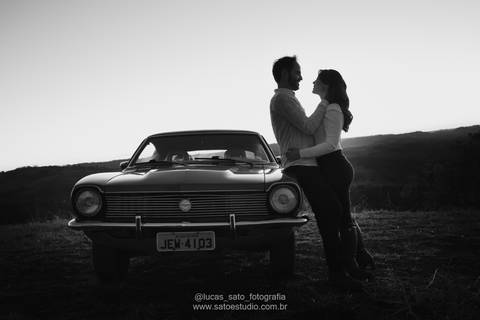 Foto preto e branco de ensaio de casal com carro na Capela Santo Antônio. Sou fotógrafo de casamento e atendo as cidades de Arapuá, São Gotardo, Rio Paranaíba e Carmo do Paranaíba-MG.'