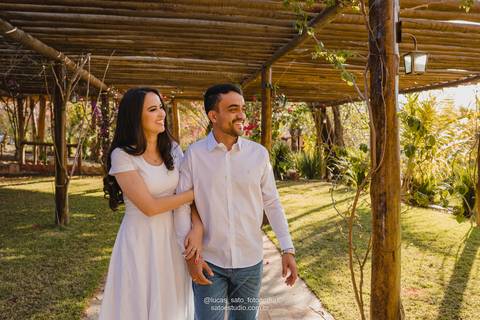 Ensaio de casal realizado na Pousada Avalon em Patos de Minas. Fotografia de pre wedding ou pre casamento.'