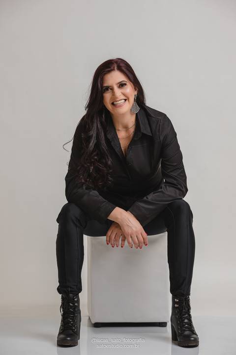 Roupa para ensaio feminino em estúdio que valoriza o corpo e contrasta com o fundo branco.'