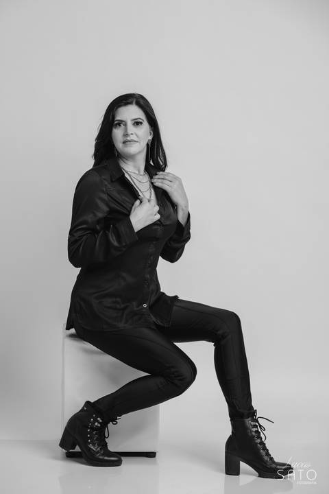 Foto preto e branca do Ensaio feminino em estúdio. Aniversário de 50 anos comemorados no estúdio em São Gotardo-MG'