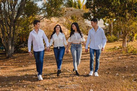 Ensaio de família, mãe e filhos no ensaio fotográfico no Sítio Recanto das Palmeiras em Matutina-MG.'