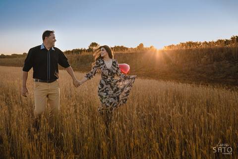 Ensaio de casal no trigo na região de São Gotardo-MG. Vestido para ensaio de casal ou pre wedding.'