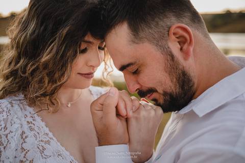Foto de casal durante o ensaio logo após o casamento civil em São Gotardo-MG. Momento tão importante assim precisa ser fotografado. Sou especialista em fotografia de casal, casamentos.'