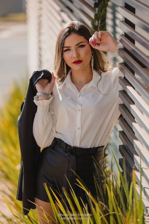 Roupa elegante para ensaio 15 anos. Ensaio em rua para book de 15 anos.'