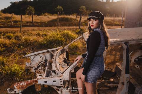 Ensaio no ferro velho em São Gotardo-MG. Book de 15 anos realizado na cidade de São Gotardo-MG.'