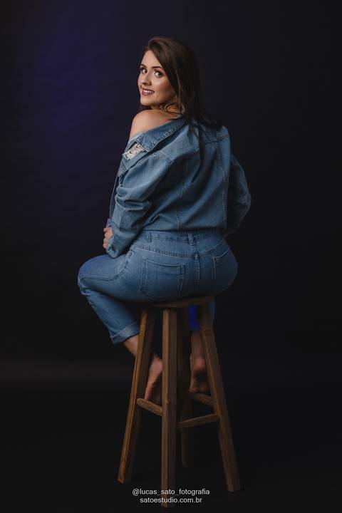Pose para ensaio feminino em estúdio.'