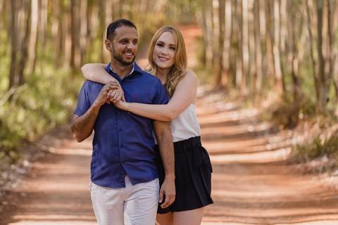 Ensaio de casal nos eucaliptos localizado no município de São Gotardo-MG'