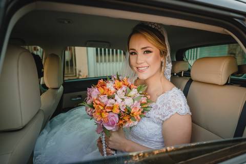 Aquele momento de frio na barriga antes da noiva entrar no altar. Cerimônia religiosa realizada na Igreja Matriz na cidade de Tiros-MG.'