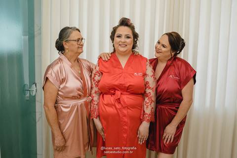Foto da avó, noiva e mãe no making of da noiva realizado no Salão da Zezinha em São Gotardo-MG pelo fotógrafo profissional Lucas Sato.'