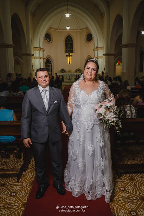 Vestido de noiva personalizado.
Noiva e noivo no dia do casamento em São Gotardo-MG.'